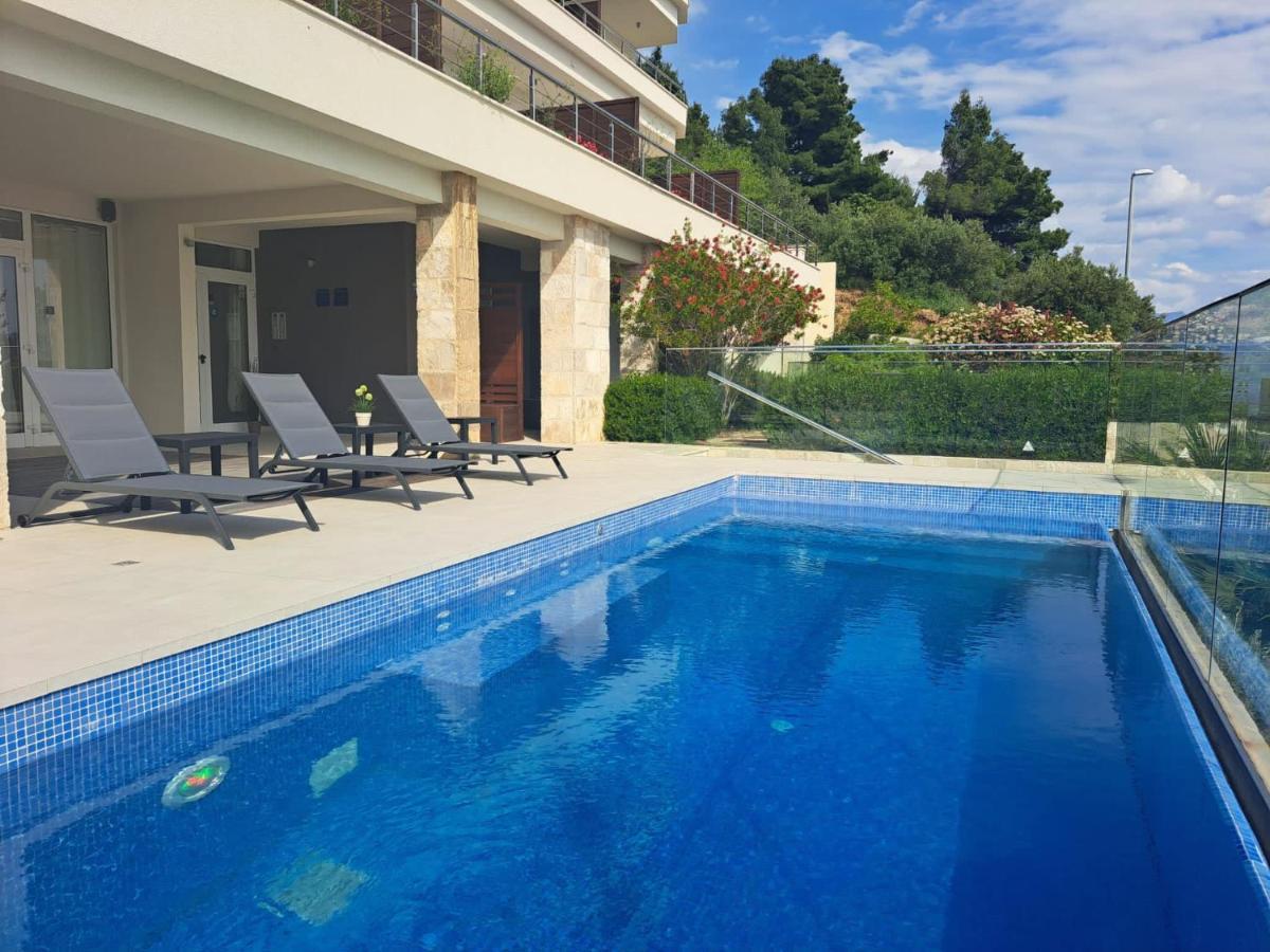 Villa Jolara With Heated Pool Мимице Екстериор снимка