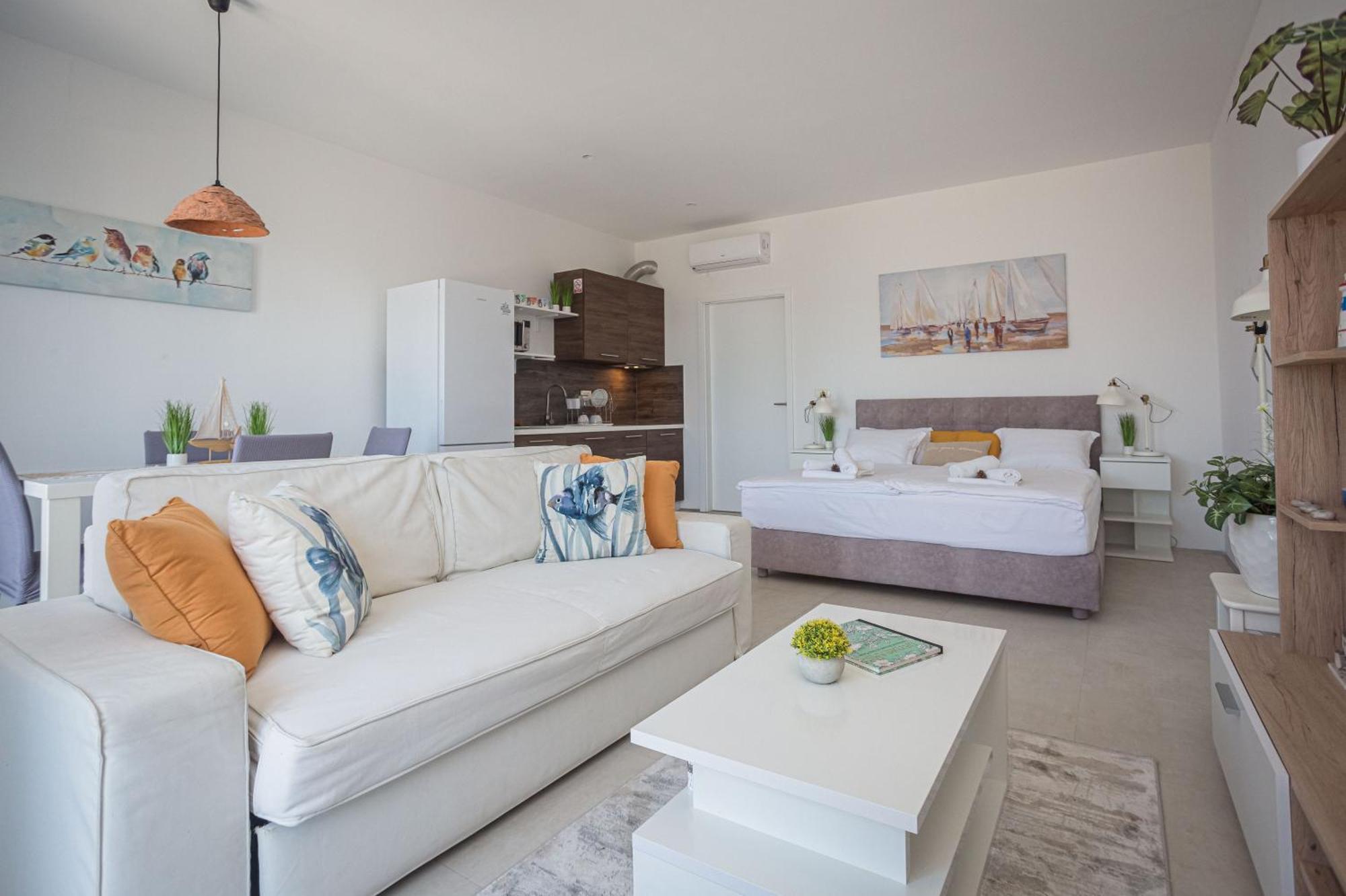 Villa Jolara With Heated Pool Мимице Екстериор снимка